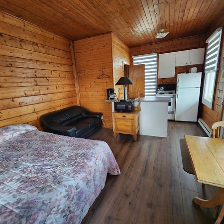 Motel Et Chalets Bo-Fleuve Evangeline Saint-Siméon Exteriör bild