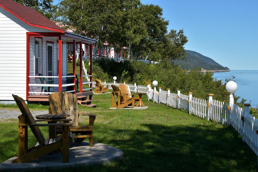 Motel Et Chalets Bo-Fleuve Evangeline Saint-Siméon Exteriör bild