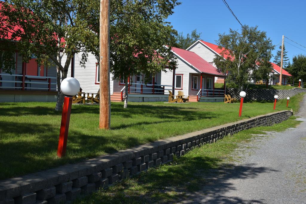 Motel Et Chalets Bo-Fleuve Evangeline Saint-Siméon Exteriör bild