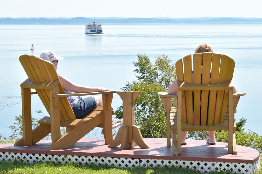 Motel Et Chalets Bo-Fleuve Evangeline Saint-Siméon Exteriör bild