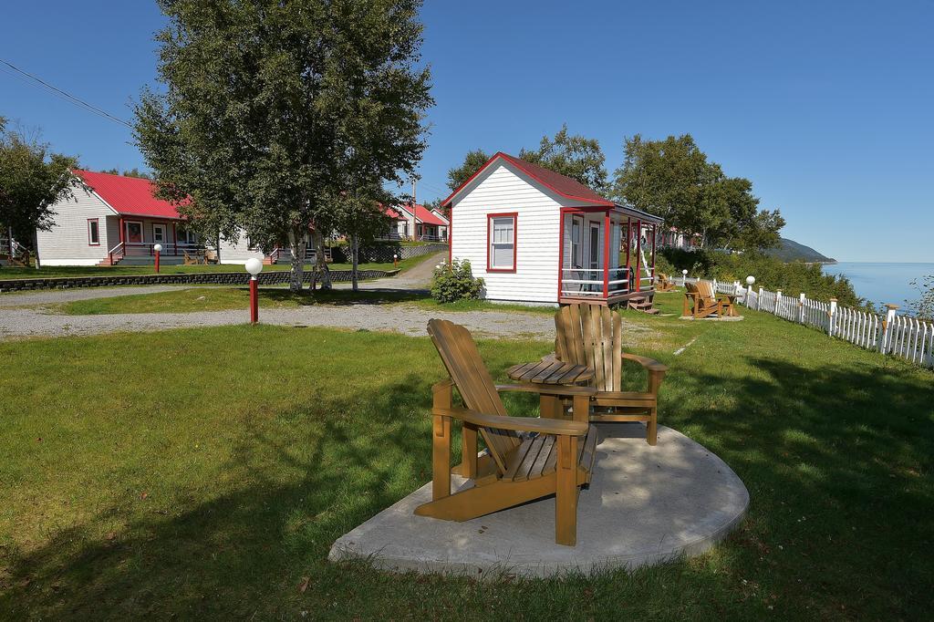 Motel Et Chalets Bo-Fleuve Evangeline Saint-Siméon Exteriör bild