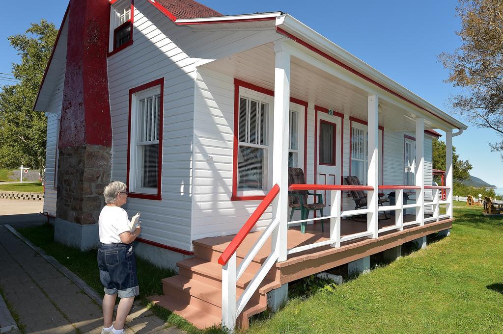 Motel Et Chalets Bo-Fleuve Evangeline Saint-Siméon Exteriör bild