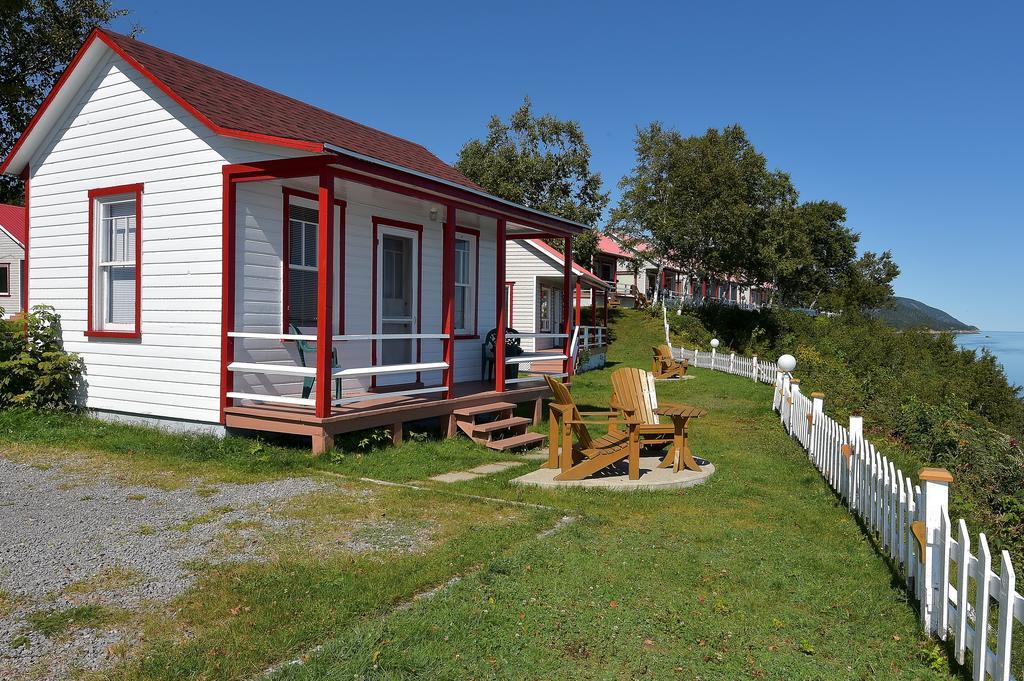 Motel Et Chalets Bo-Fleuve Evangeline Saint-Siméon Exteriör bild