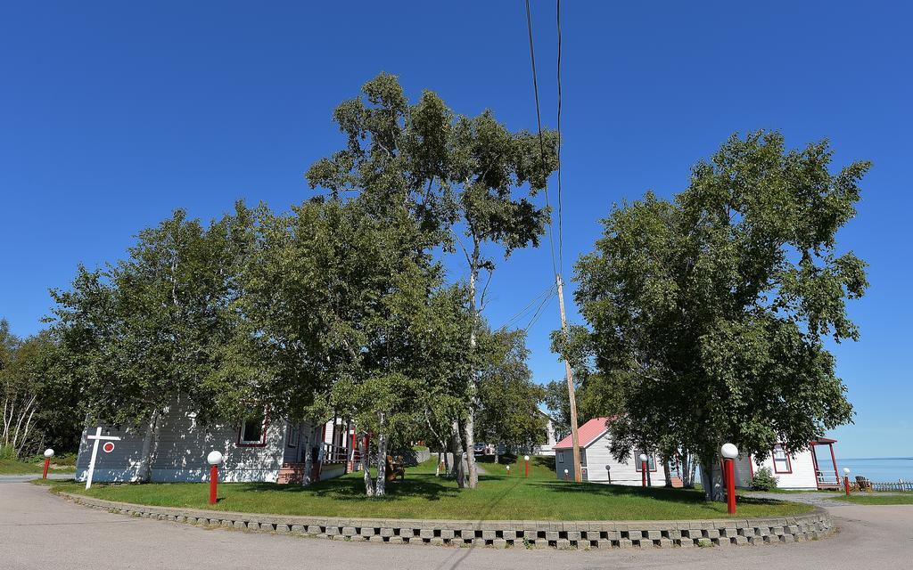 Motel Et Chalets Bo-Fleuve Evangeline Saint-Siméon Exteriör bild