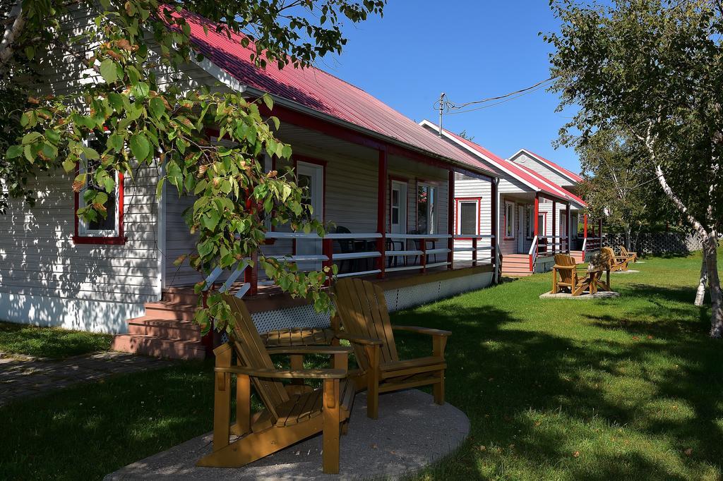 Motel Et Chalets Bo-Fleuve Evangeline Saint-Siméon Exteriör bild