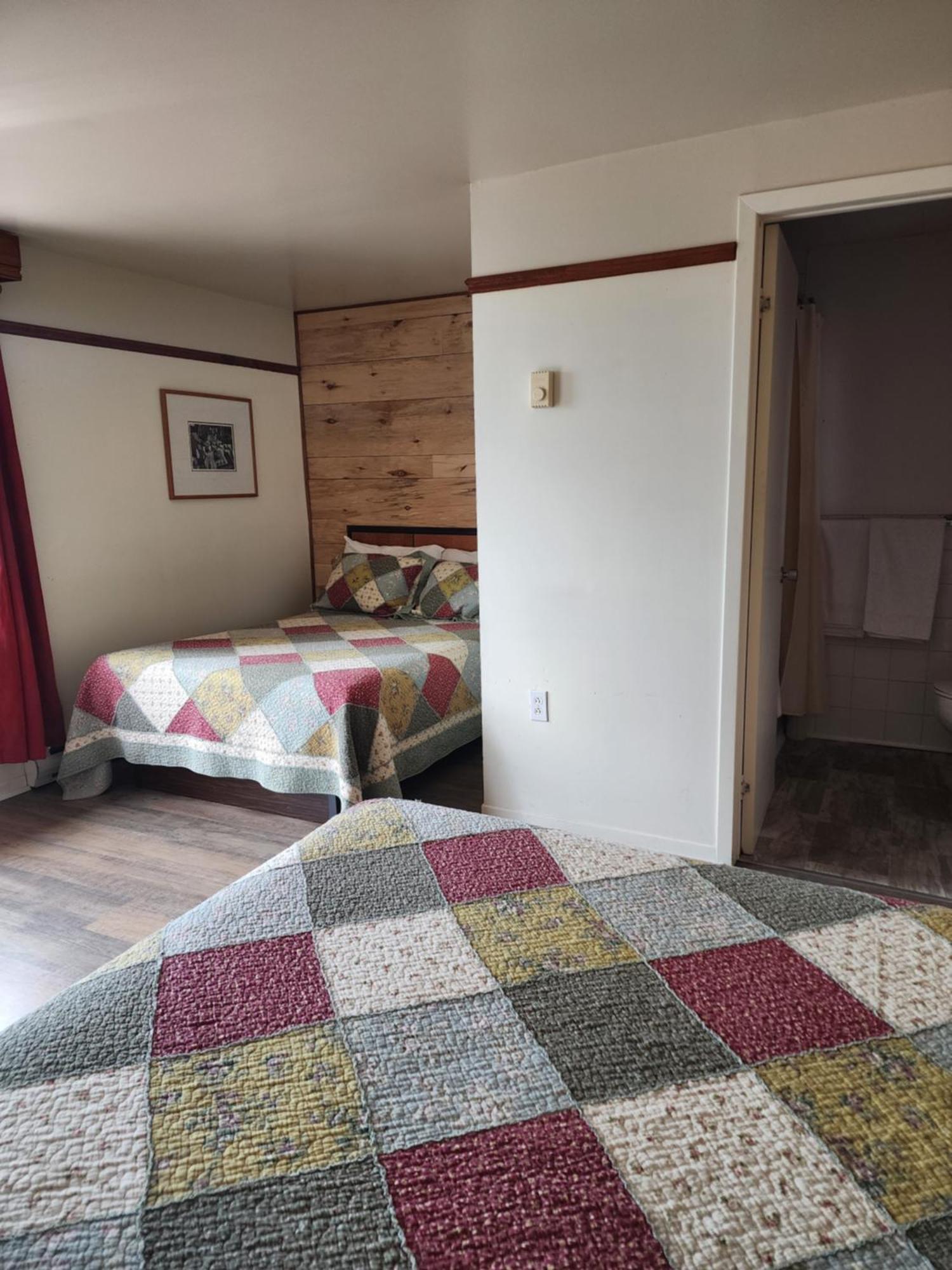 Motel Et Chalets Bo-Fleuve Evangeline Saint-Siméon Exteriör bild