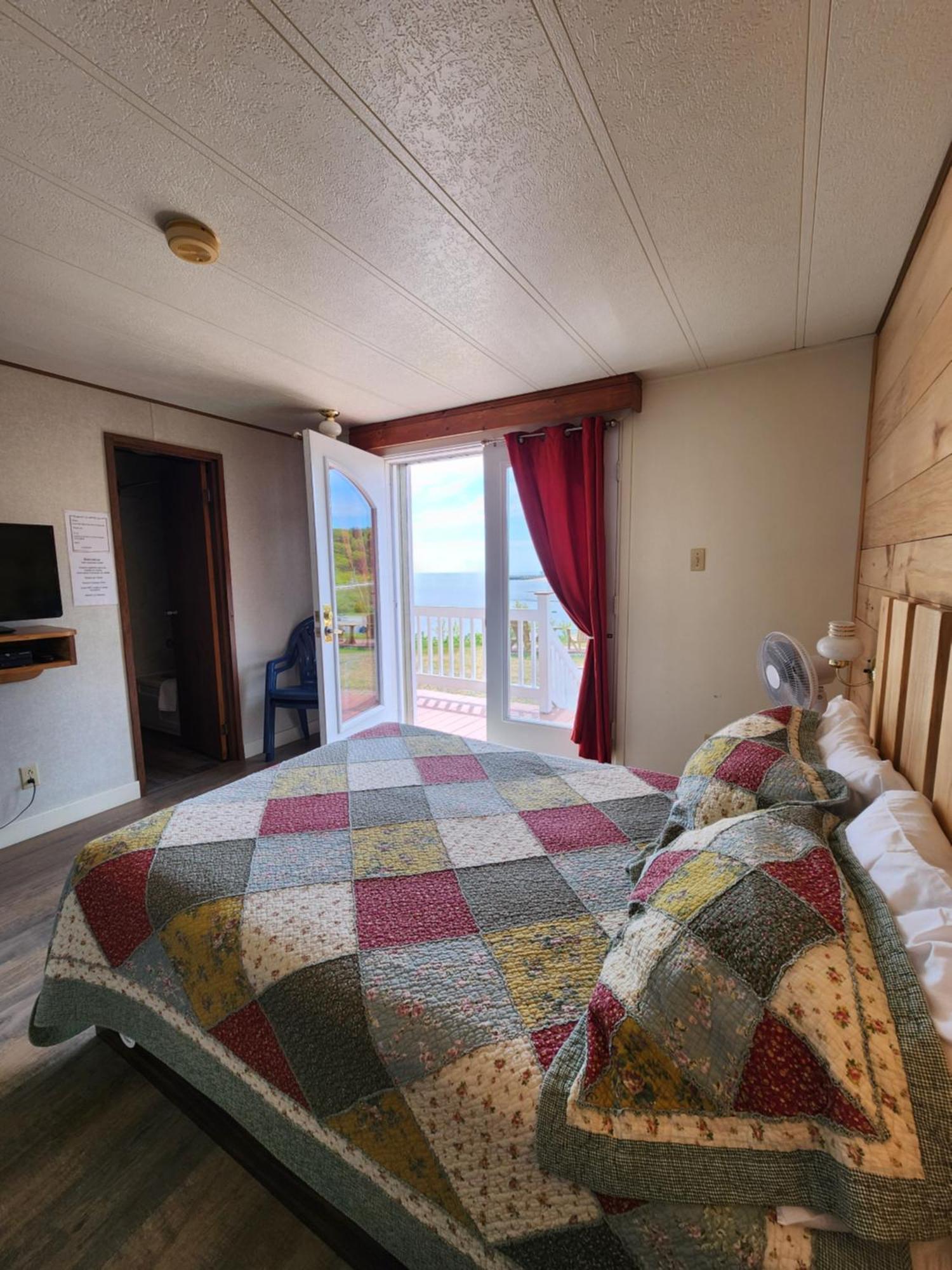 Motel Et Chalets Bo-Fleuve Evangeline Saint-Siméon Exteriör bild