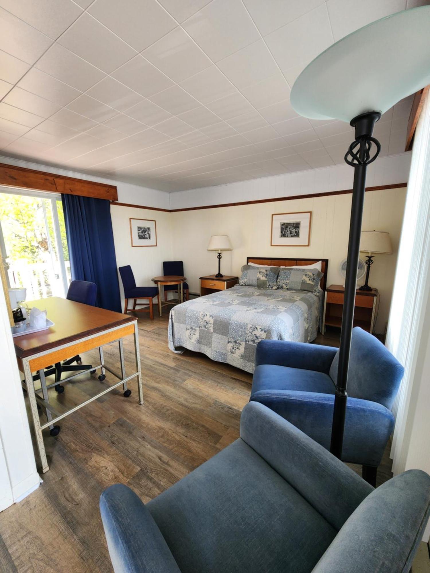 Motel Et Chalets Bo-Fleuve Evangeline Saint-Siméon Exteriör bild