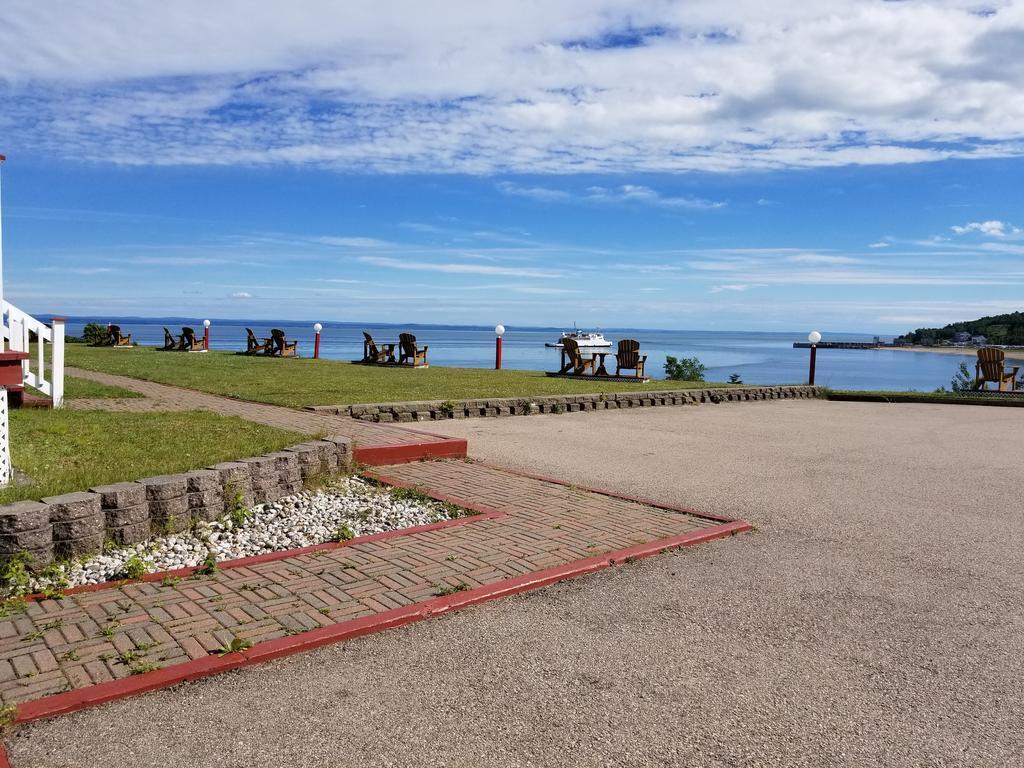 Motel Et Chalets Bo-Fleuve Evangeline Saint-Siméon Exteriör bild