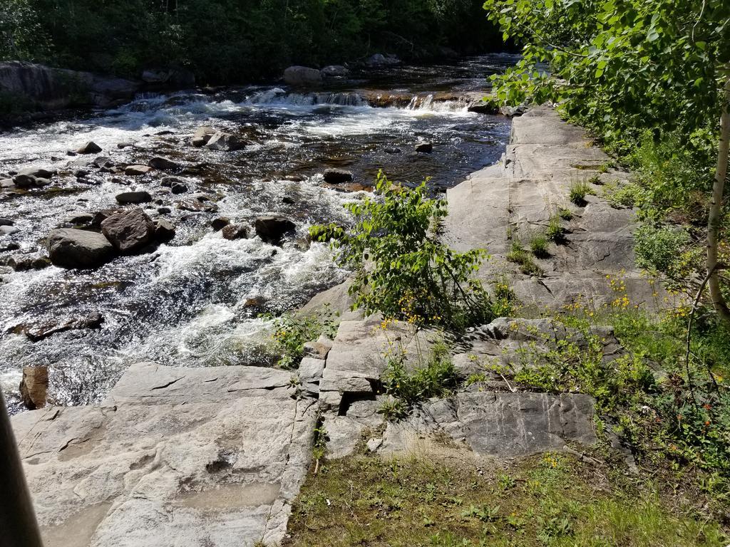 Motel Et Chalets Bo-Fleuve Evangeline Saint-Siméon Exteriör bild
