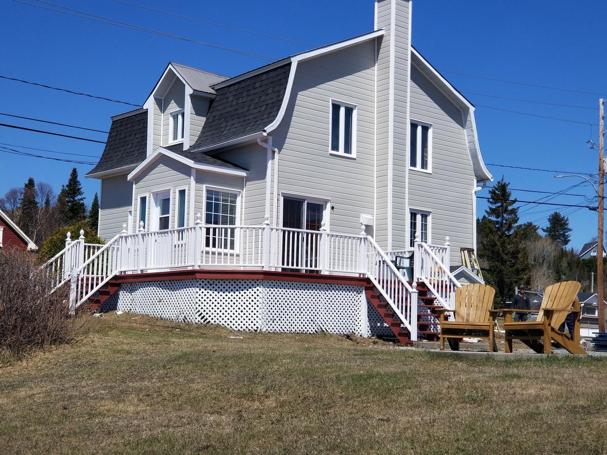Motel Et Chalets Bo-Fleuve Evangeline Saint-Siméon Exteriör bild